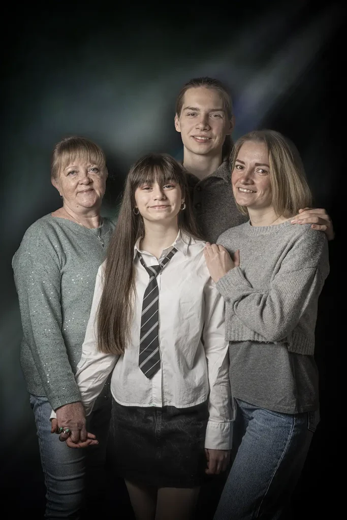Portrait familial d'une grand-mère avec ses petits enfant et la maman