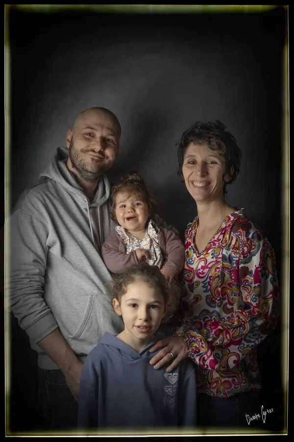 portrait d'art familial avec le papa, la maman et deux enfants